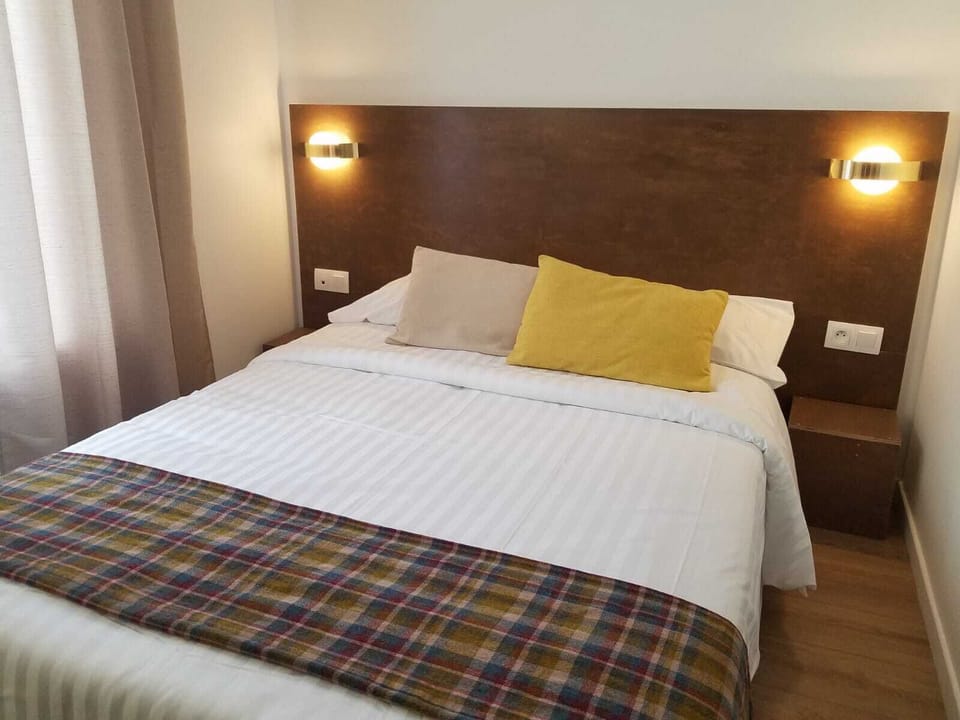 Standard Double Room | Cribs/infant beds, free WiFi, bed sheets