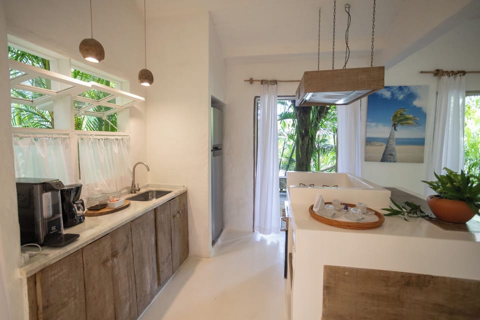 Family House (Praia) | Private kitchen | Microwave, cookware/dishes/utensils