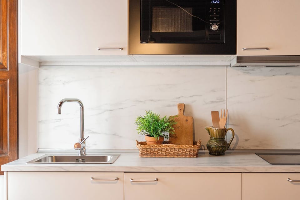 Classic Apartment, 1 Bedroom (T1) | Private kitchen | Electric kettle, highchair