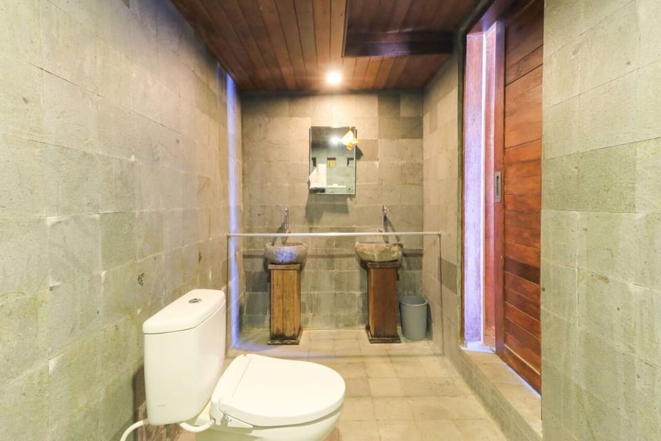 Deluxe Double Bed With Sea View Room | Bathroom | Shower, free toiletries, towels