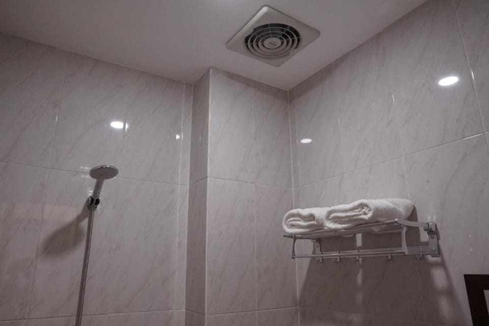 Shower, towels