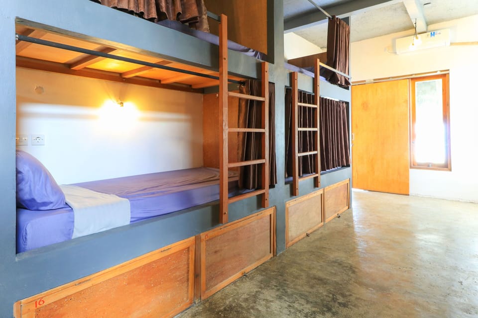 Bunkbeds | Laptop workspace, free WiFi, bed sheets
