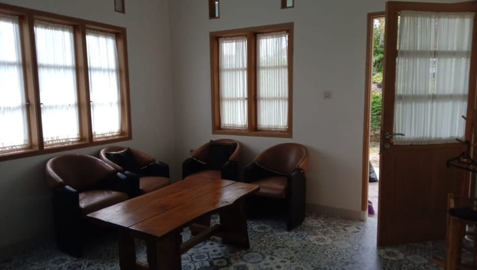 Gatot Kaca / Cottage | Free WiFi, bed sheets