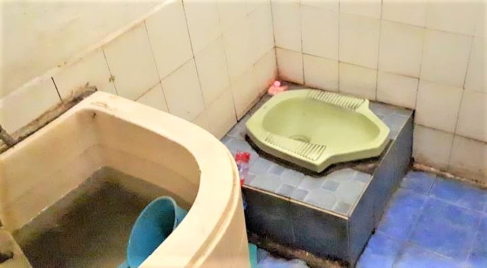 Shower, rainfall showerhead, free toiletries, towels