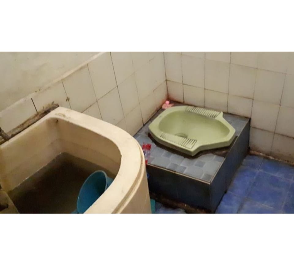 Shower, rainfall showerhead, free toiletries, towels