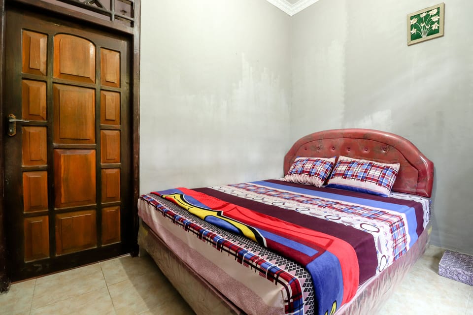 Desk, bed sheets