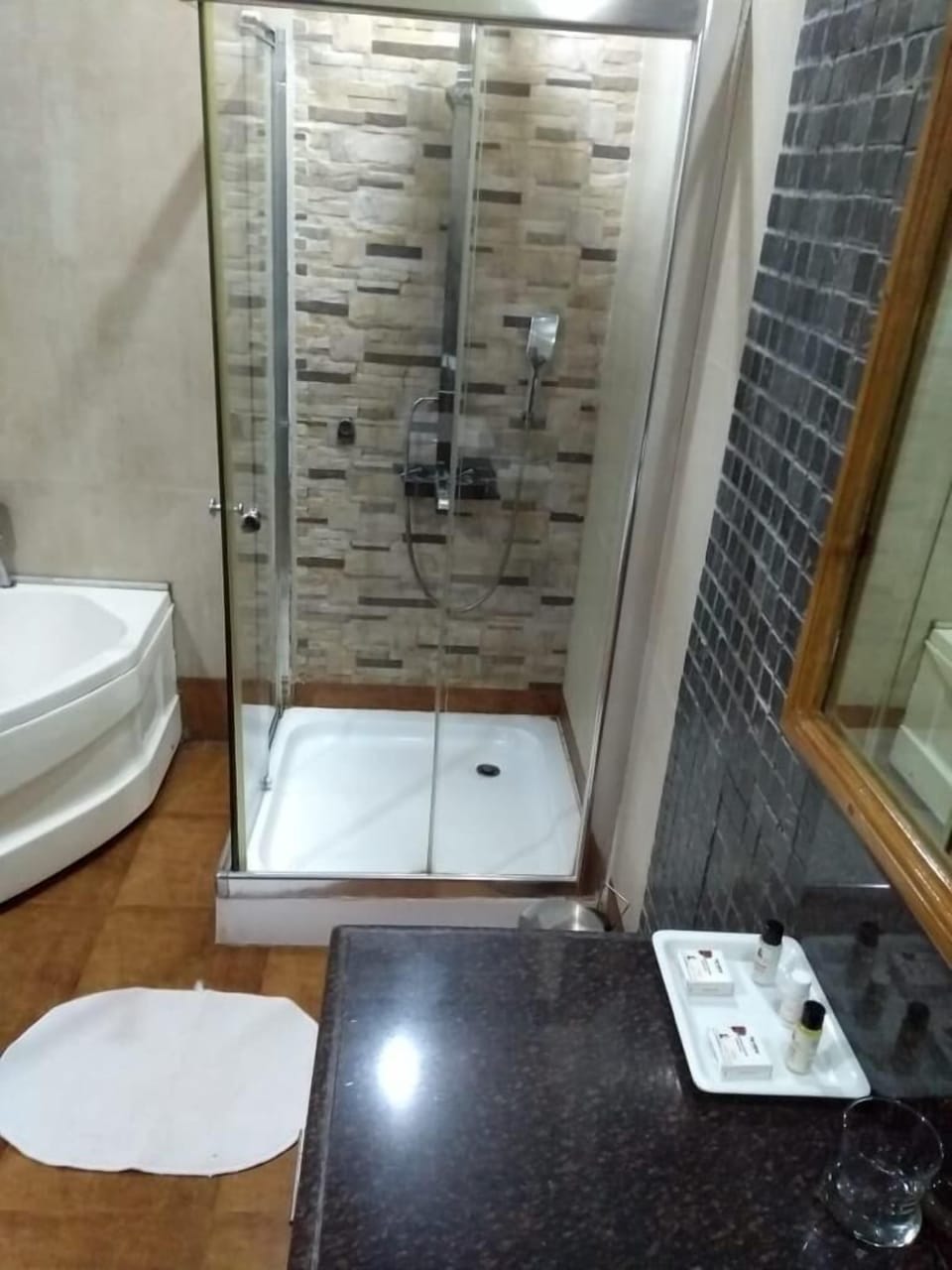 Suite | Bathroom | Shower, rainfall showerhead, towels