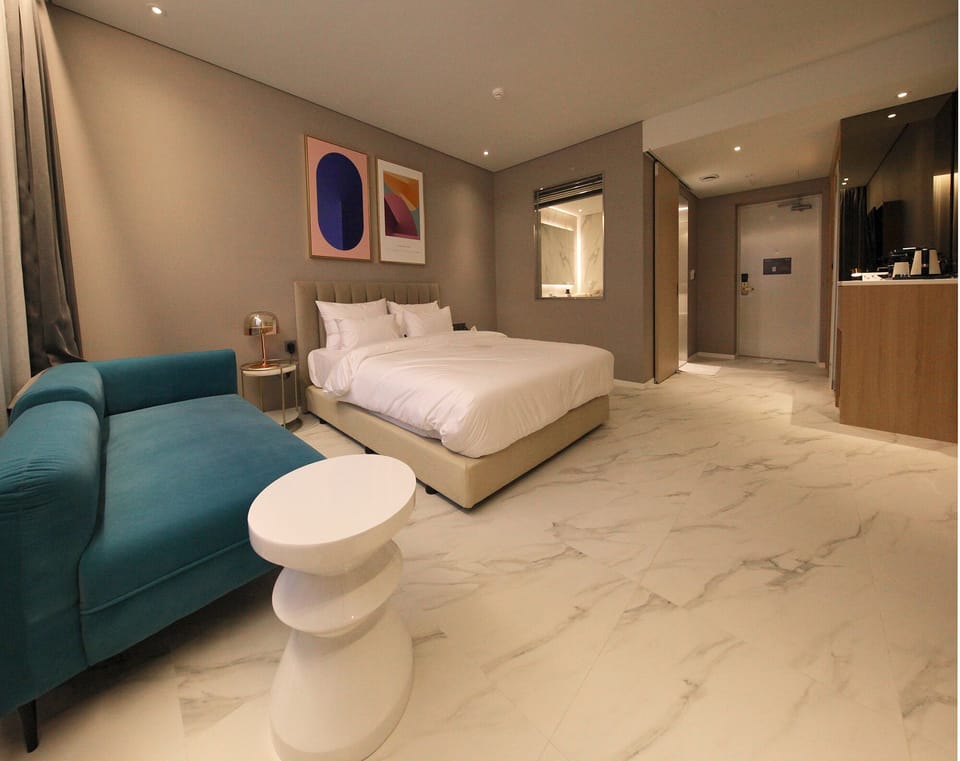 Suite | Premium bedding, in-room safe, blackout drapes, soundproofing