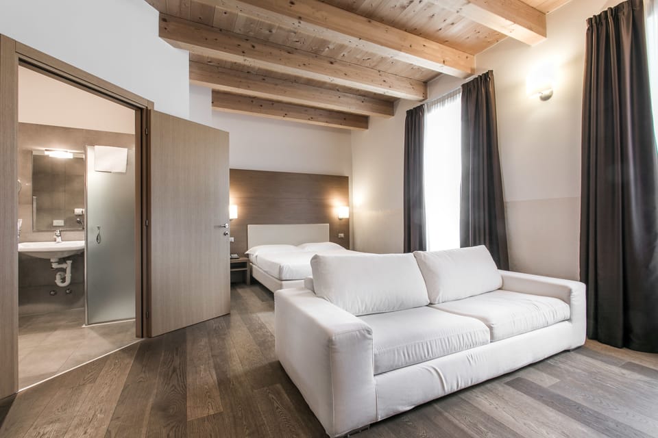 Twin Room | Living area | Flat-screen TV