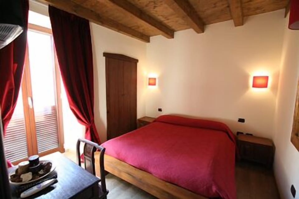 Double Room, Private Bathroom | Minibar, desk, soundproofing, free cribs/infant beds