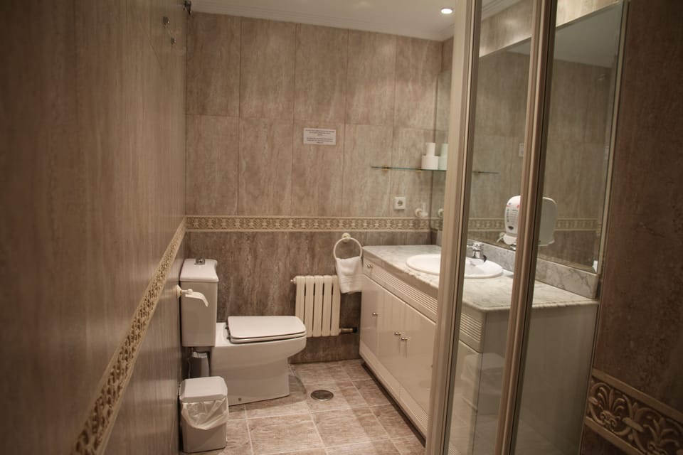 Economy Double or Twin Room with Private Bathroom | Premium bedding, soundproofing, iron/ironing board