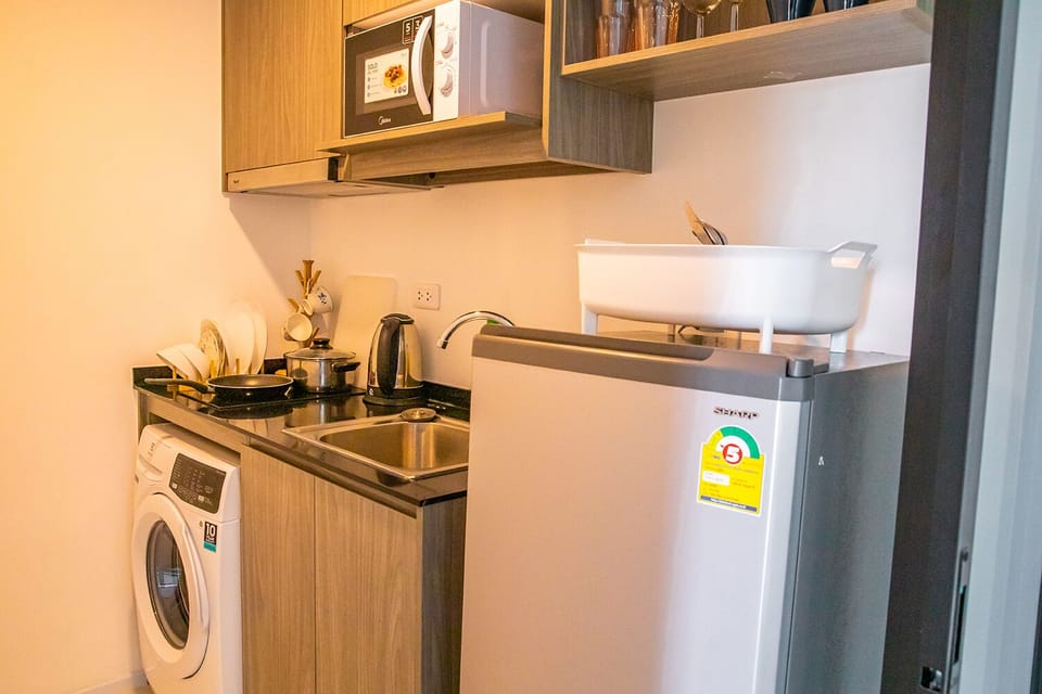 Comfort Apartment, 2 Bedrooms | Private kitchenette | Full-size fridge, microwave, stovetop, electric kettle