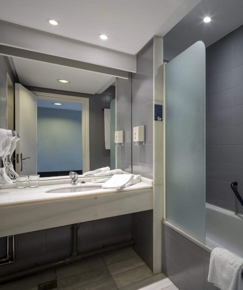 Double or Twin Room | Bathroom | Hair dryer, towels