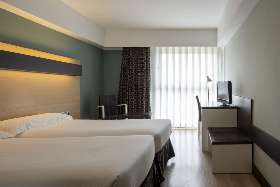 Double or Twin Room | In-room safe, desk, free cribs/infant beds, rollaway beds
