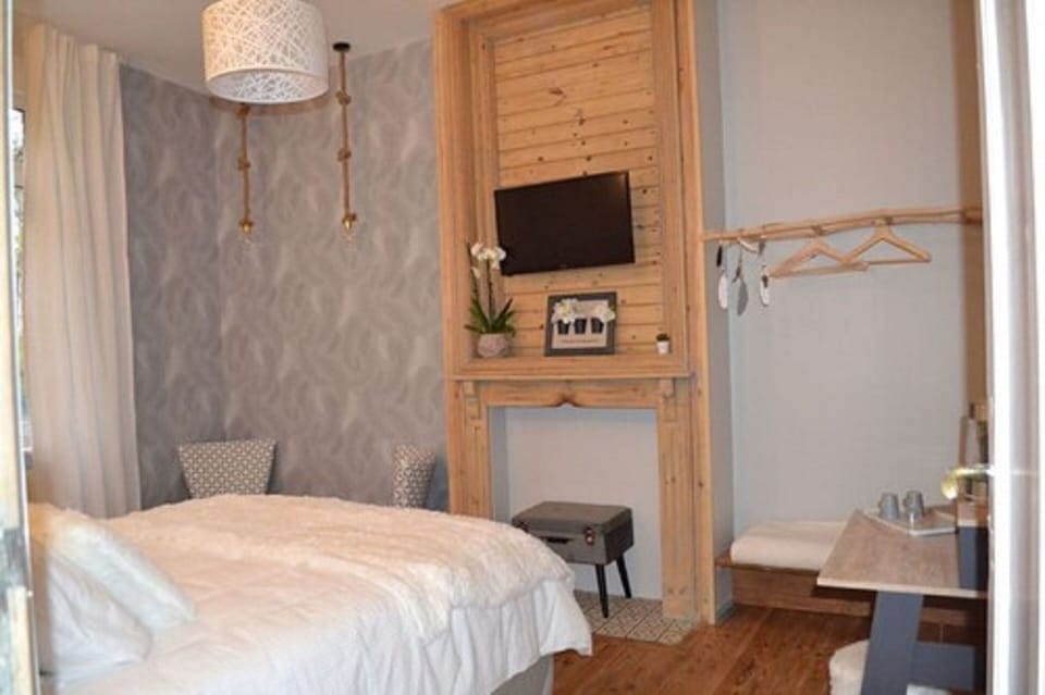 Single Room (L'Orchidée) | Individually decorated, individually furnished, desk, laptop workspace