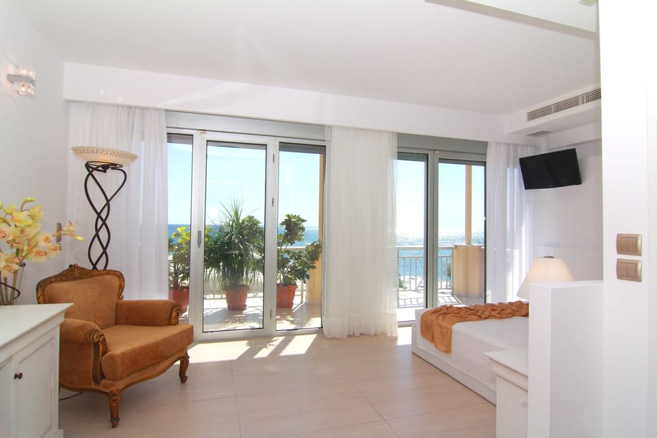 Executive Suite, Sea Facing | In-room safe, laptop workspace, blackout drapes, soundproofing