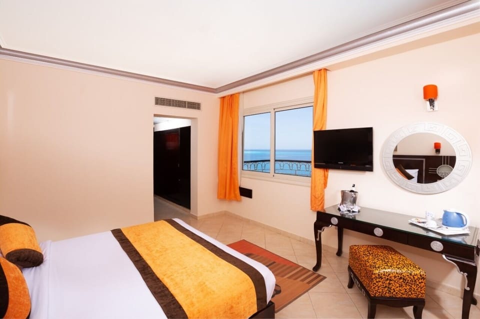 Premium bedding, in-room safe, desk, iron/ironing board