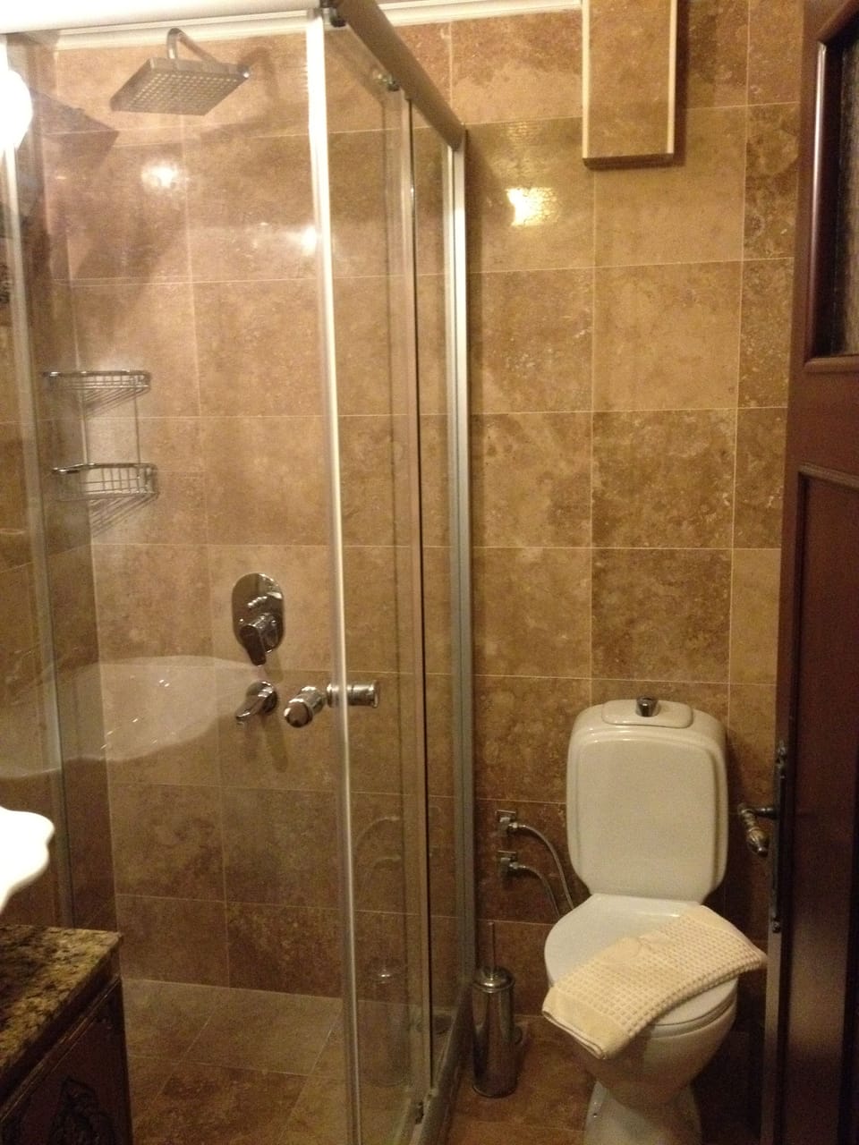 Shower, rainfall showerhead, free toiletries, hair dryer