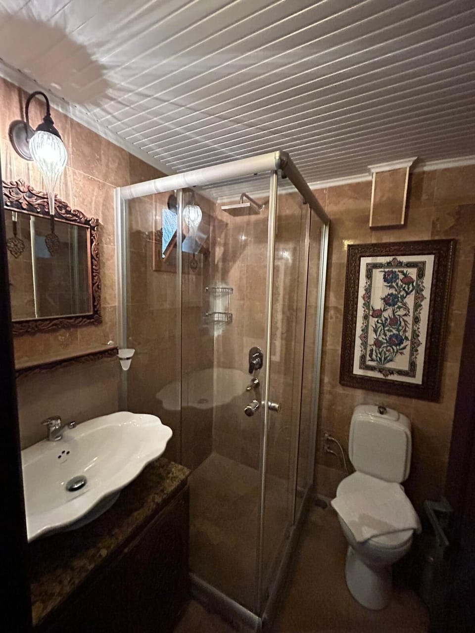 Shower, rainfall showerhead, free toiletries, hair dryer