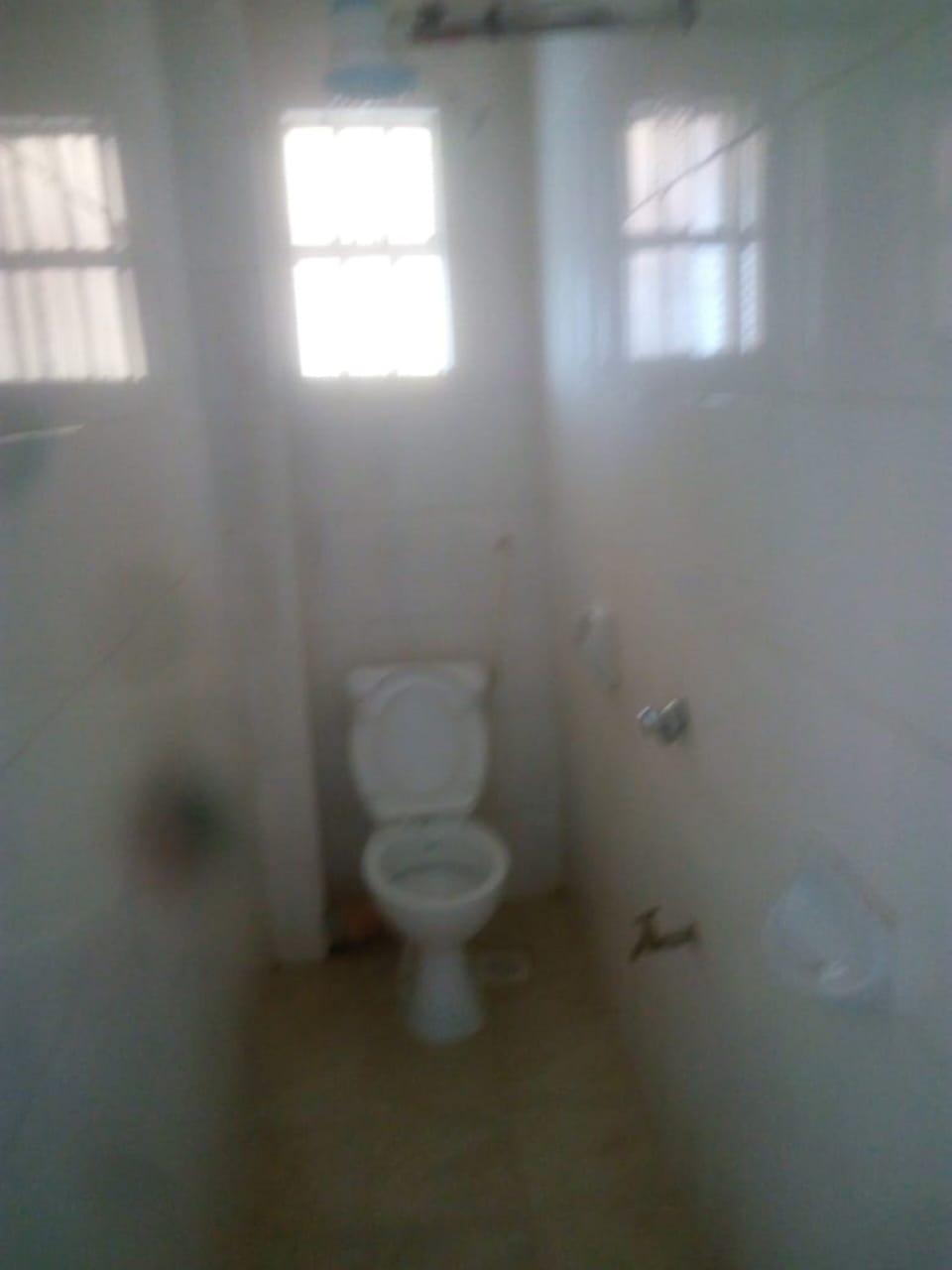 Shower, rainfall showerhead, free toiletries, towels