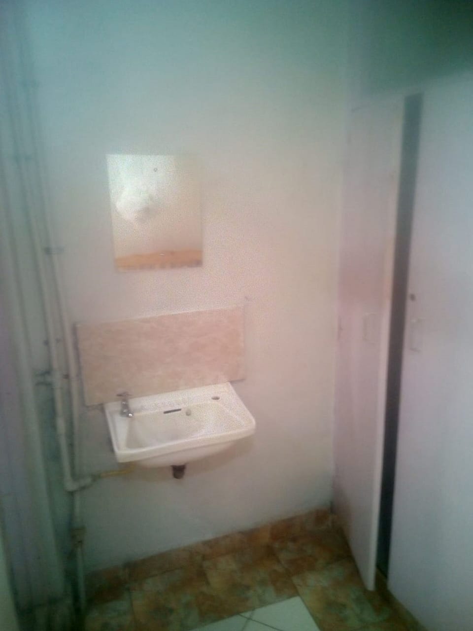 Single Room | Bathroom | Shower, rainfall showerhead, free toiletries, towels
