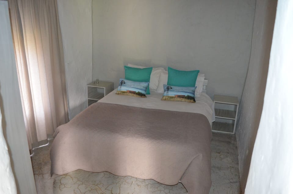 Standard Cottage (Isak se Plek) | Minibar, bed sheets