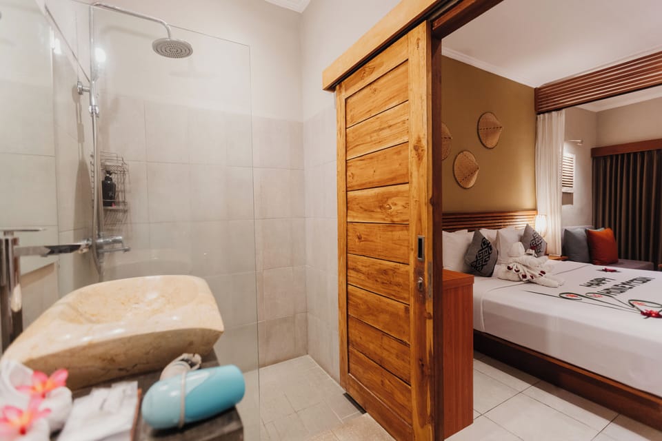 Panoramic Double or Twin Room | Bathroom | Shower, rainfall showerhead, free toiletries, hair dryer