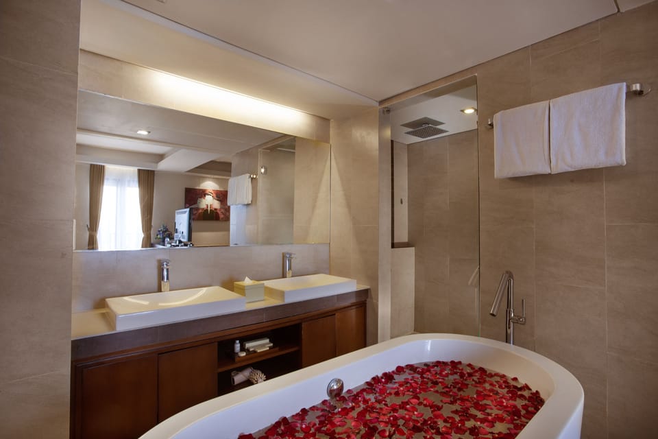 Honeymoon Suite | Bathroom | Free toiletries, hair dryer, bathrobes, slippers
