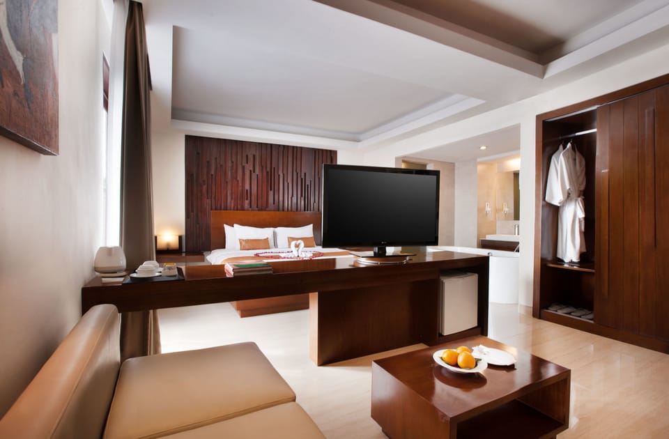 Honeymoon Suite | Memory foam beds, minibar, in-room safe, desk