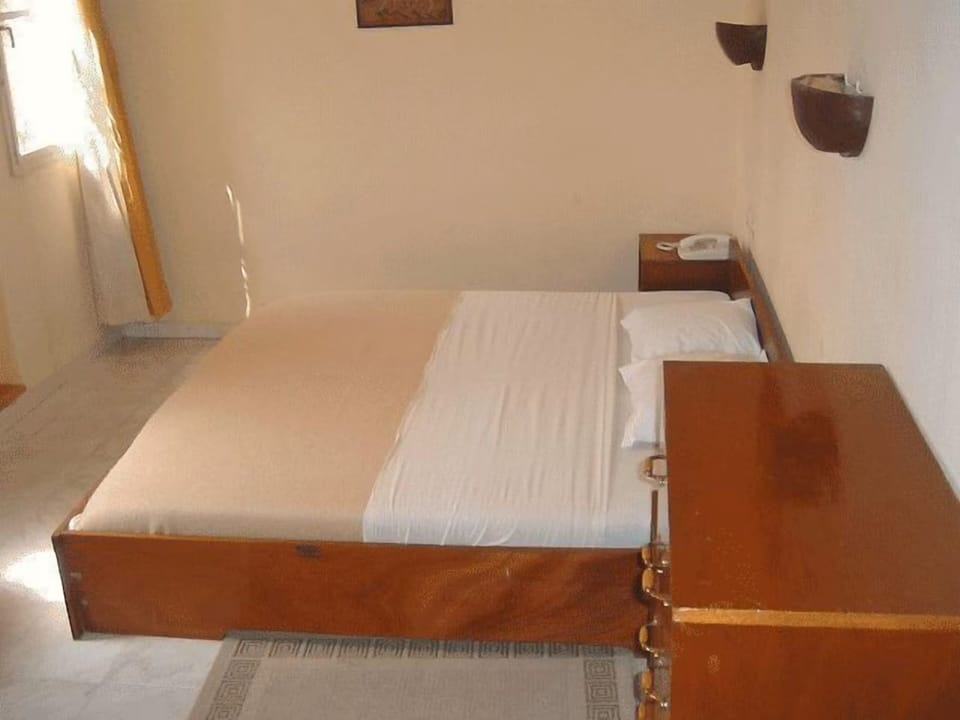 Suite | Desk, blackout drapes, WiFi (free), bed sheets