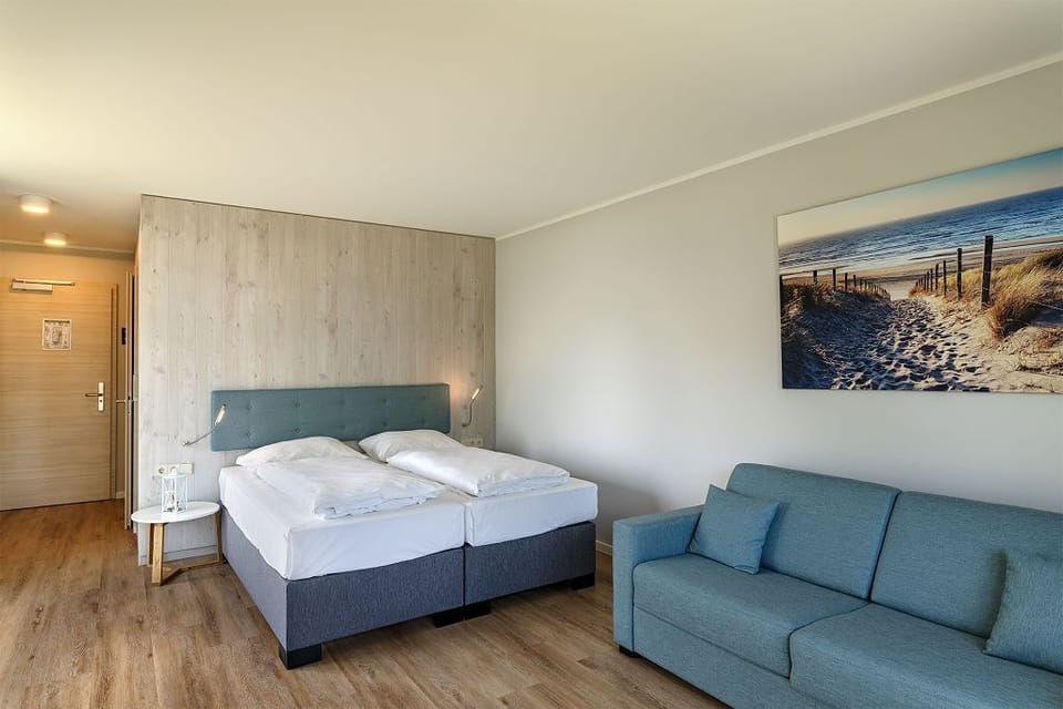 Hypo-allergenic bedding, minibar, in-room safe, desk