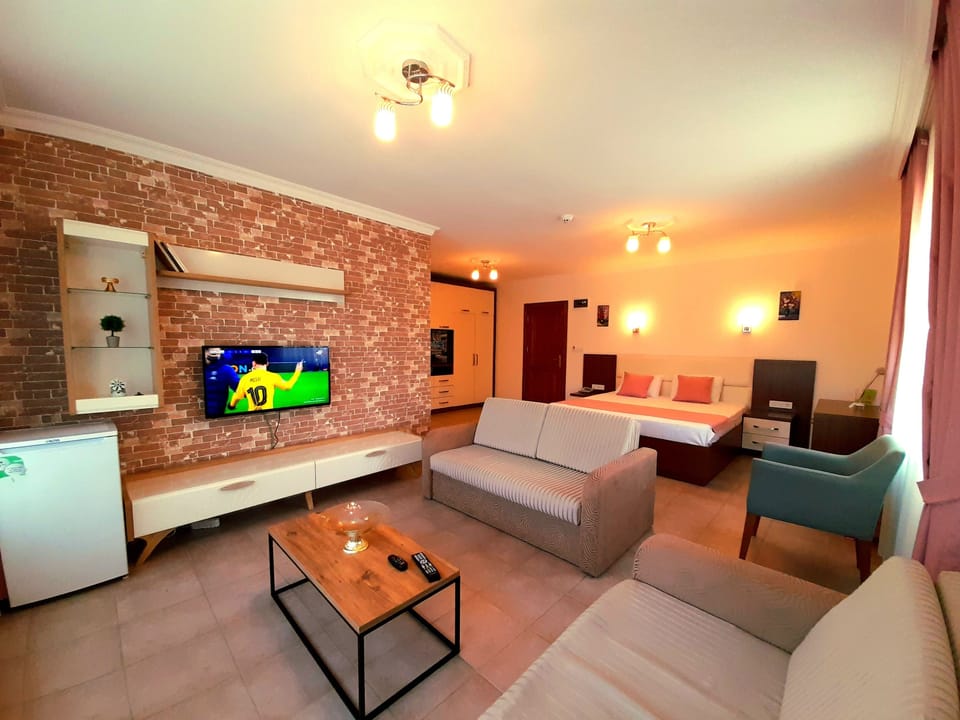 Elite Suite, Jetted Tub | Premium bedding, minibar, in-room safe, desk