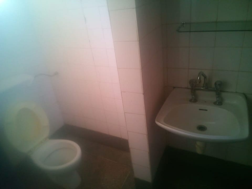 Shower, rainfall showerhead, free toiletries, towels