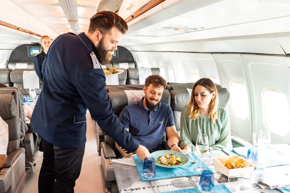 2 restaurants; lunch and dinner served