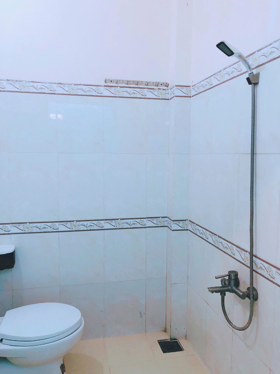 Family Room | Bathroom | Shower, hydromassage showerhead, slippers, bidet