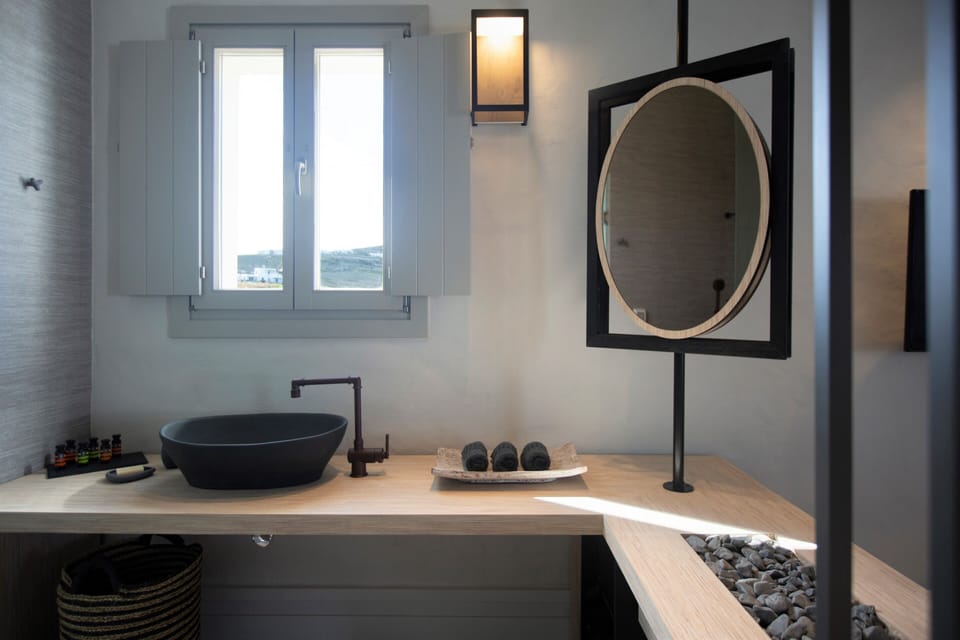 Deluxe Room | Bathroom | Free toiletries, hair dryer, slippers, towels