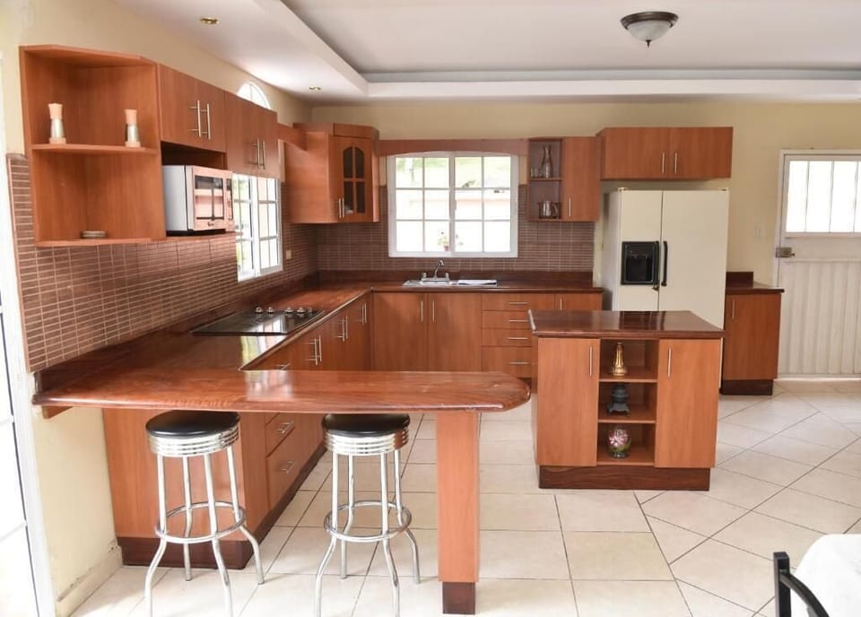 Coffee/tea maker, full-size fridge, microwave, oven