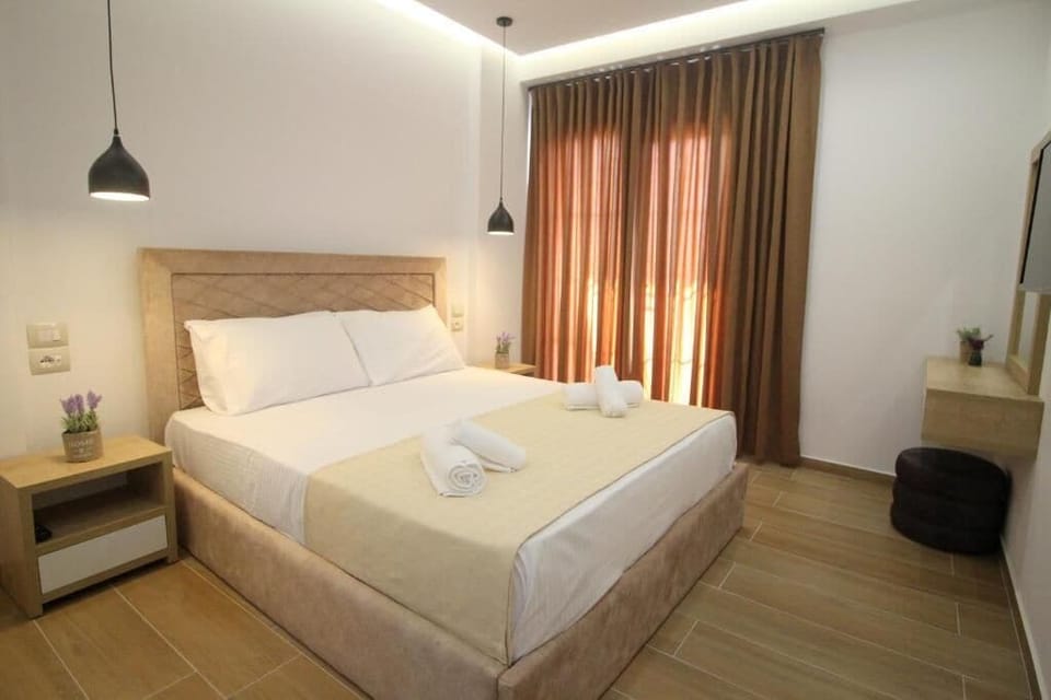 Minibar, desk, soundproofing, free WiFi