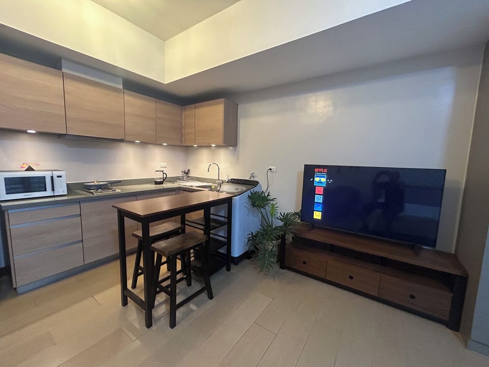 Deluxe Studio Suite | Free WiFi, bed sheets