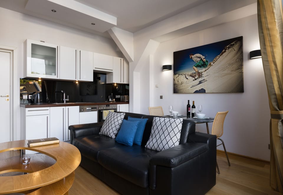 Keyless Easy Entry 24/7 - Deluxe 1 Bedroom Apartment | Private kitchenette | Full-size fridge, oven, stovetop, dishwasher