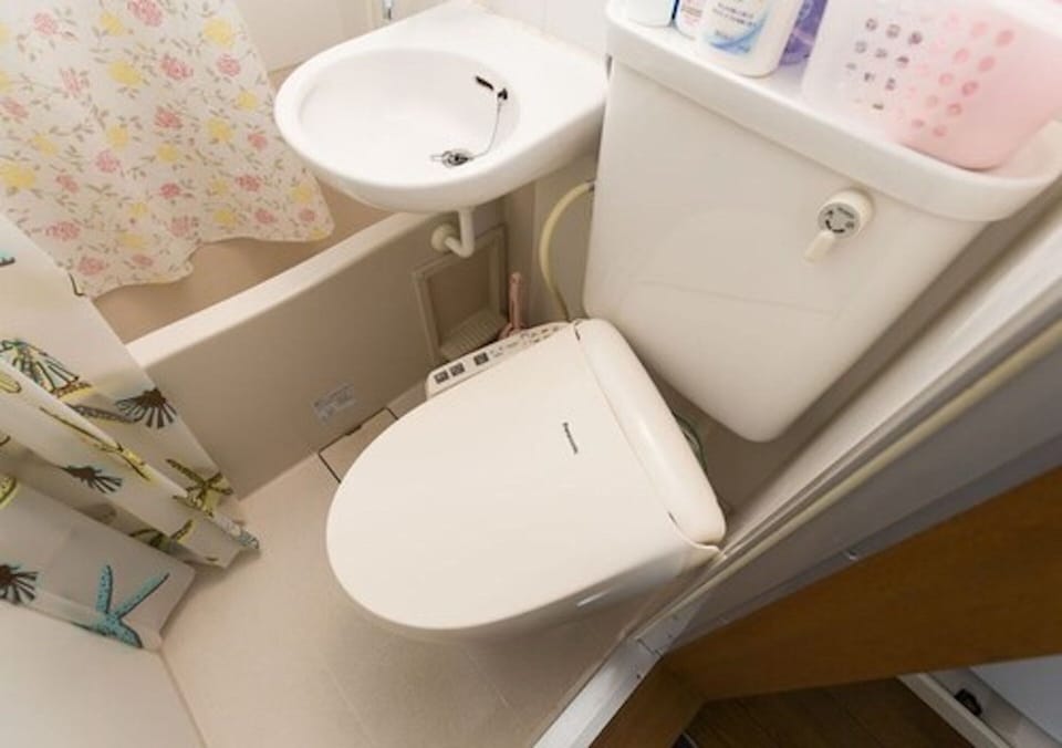 Studio Apartment | Bathroom | Combined shower/tub, free toiletries, slippers, towels
