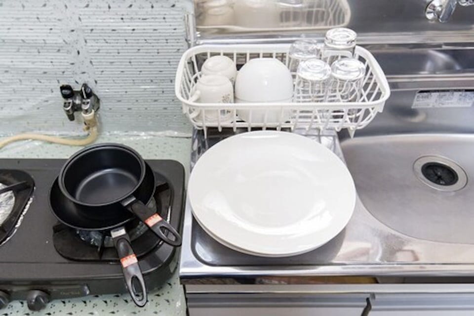 Studio Apartment | Private kitchenette | Fridge, microwave, stovetop, cookware/dishes/utensils