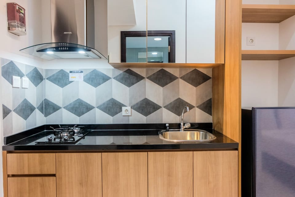 Room | Private kitchenette | Fridge, stovetop, cookware/dishes/utensils