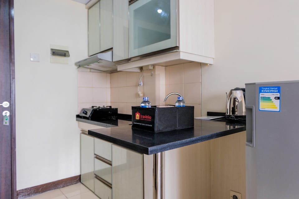 Room | Private kitchenette | Fridge, stovetop, cookware/dishes/utensils