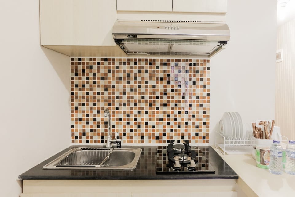 Room | Private kitchenette | Fridge, stovetop, cookware/dishes/utensils