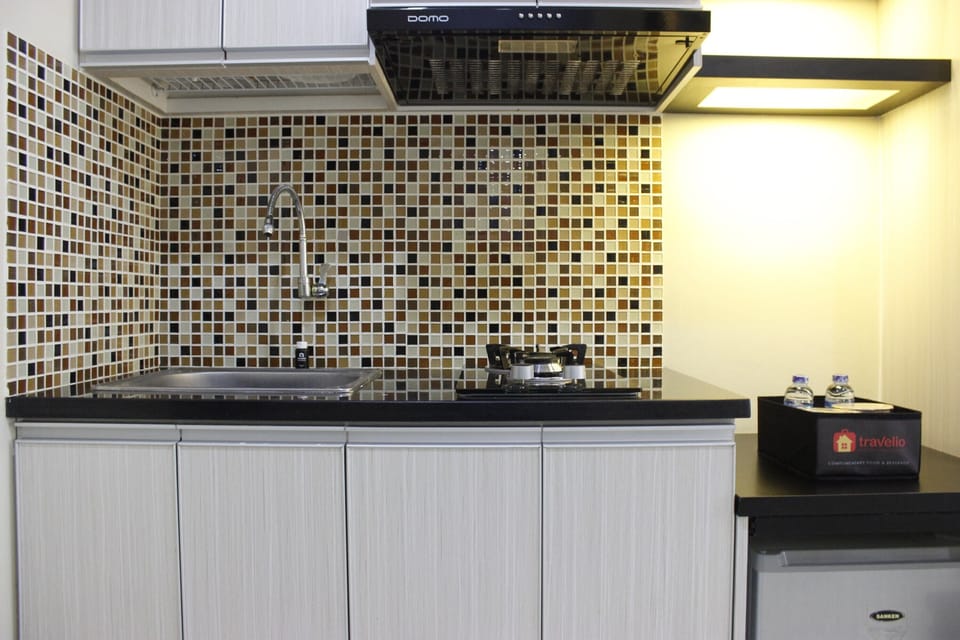 Room | Private kitchenette | Fridge, stovetop, cookware/dishes/utensils