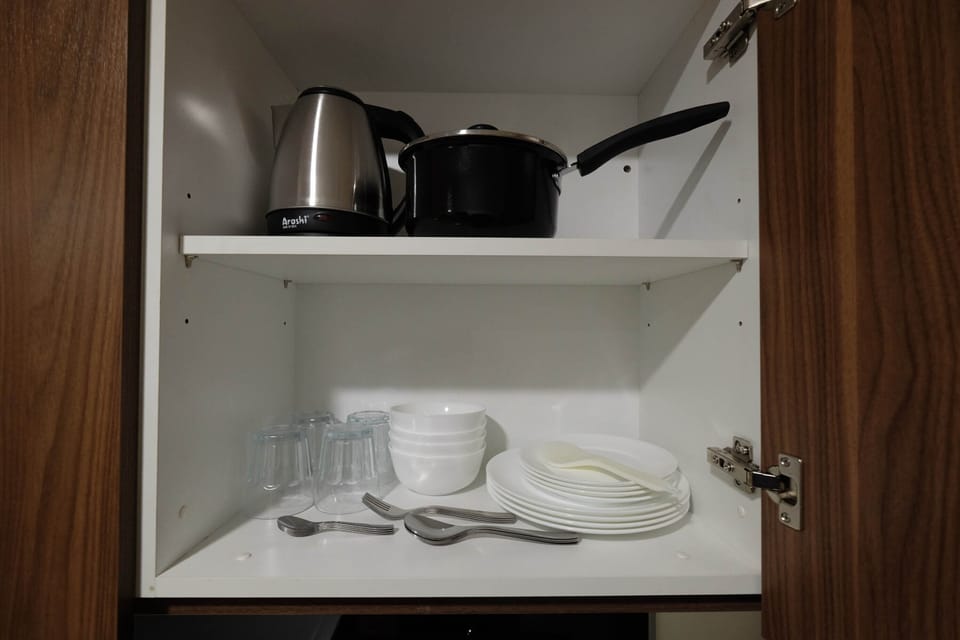 Room | Private kitchenette | Fridge, microwave, stovetop, electric kettle
