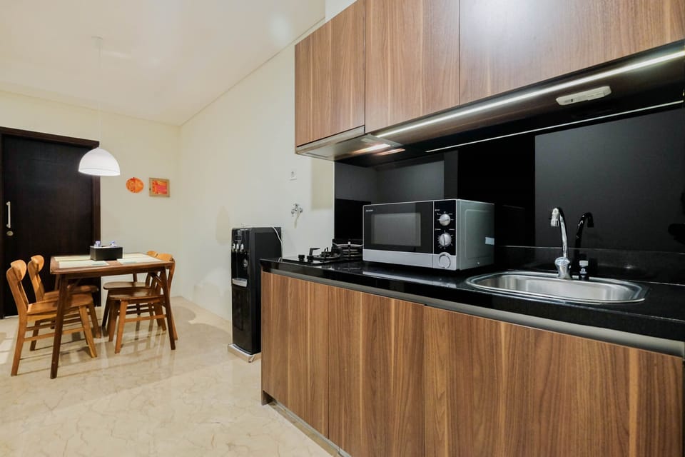 Room | Private kitchenette | Fridge, microwave, stovetop, electric kettle