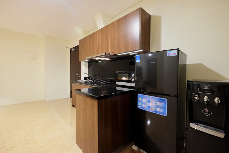 Room | Private kitchen | Fridge, microwave, stovetop, cookware/dishes/utensils
