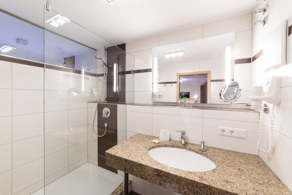 Superior Double Room, Non Smoking, 2 Bathrooms | Bathroom | Shower, hair dryer, towels, soap